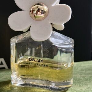 Marc Jacobs Daisy Eau de Toilette - White and Gold Accents